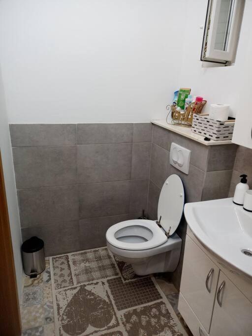 Obiteljski Stan Kastel Luksic Apartman Kaštela Kültér fotó